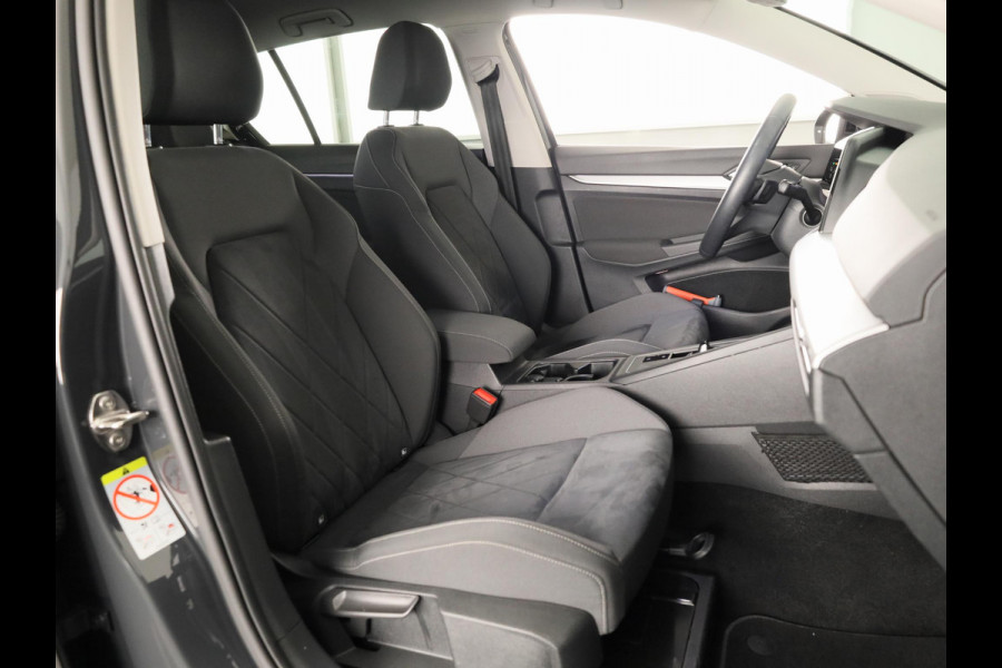 Volkswagen Golf 1.0 eTSI Life Business 110PK | Stuurwielverwarming | IQ light | Parkeersensoren |