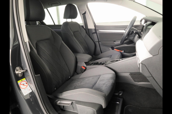Volkswagen Golf 1.0 eTSI Life Business 110PK | Stuurwielverwarming | IQ light | Parkeersensoren |