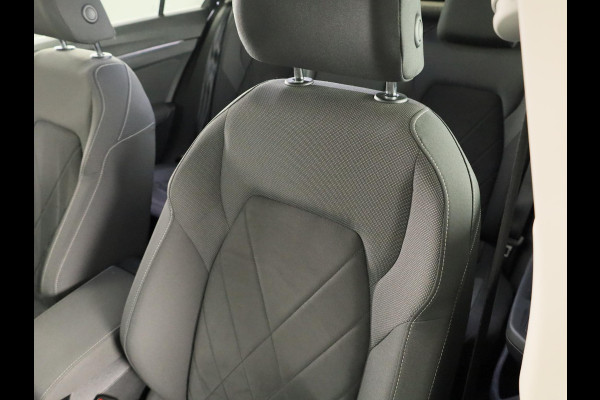 Volkswagen Golf 1.0 eTSI Life Business 110PK | Stuurwielverwarming | IQ light | Parkeersensoren |