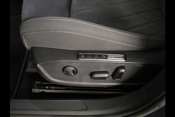 Volkswagen Golf 1.0 eTSI Life Business 110PK | Stuurwielverwarming | IQ light | Parkeersensoren |