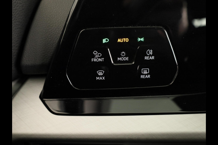 Volkswagen Golf 1.0 eTSI Life Business 110PK | Stuurwielverwarming | IQ light | Parkeersensoren |