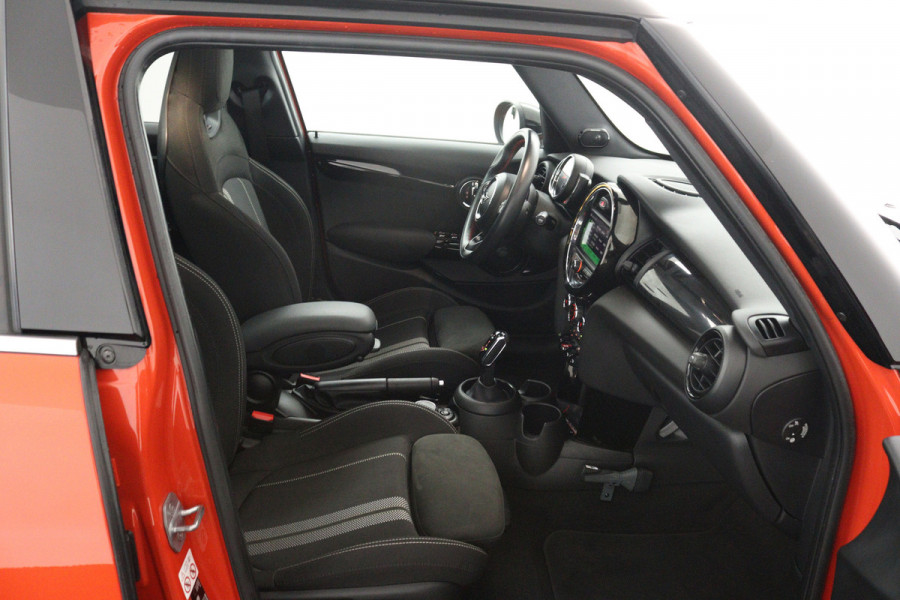 MINI Mini 1.5 Cooper Automaat (PANORAMADAK, JCW PAKKET, STOELVERWARMING, PDC, DEALER ONDERHOUDEN)