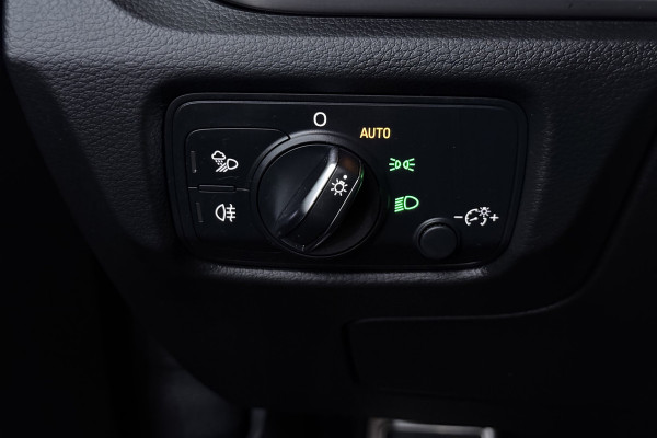 Audi A3 Limousine 35 TFSI CoD Advance Sport Automaat (VIRTUAL COCKPIT, STOELVERWARMING, ADAPTIVE CRUISE, PARKEERSENSOREN)