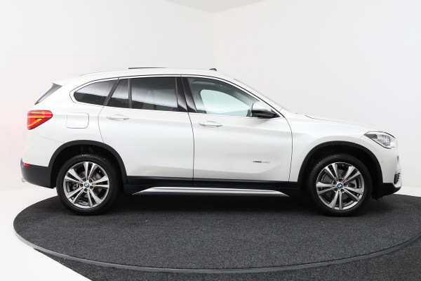 BMW X1 SDrive20i High Executive (PANORAMADAK, HARMAN/KARDON, GROOT-NAVIGATIE, STOELVERWARMING, DEALER ONDERHOUDEN)