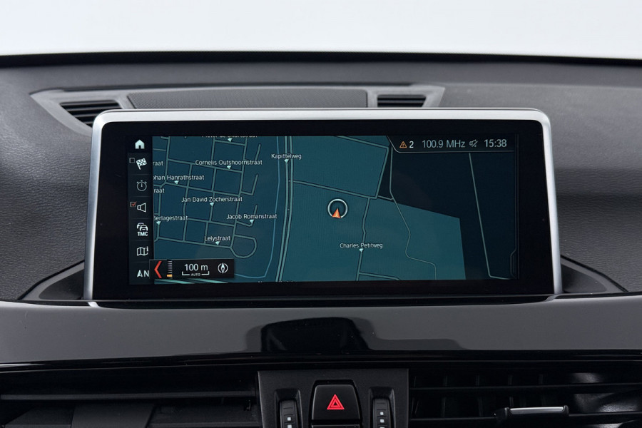 BMW X1 SDrive20i High Executive (PANORAMADAK, HARMAN/KARDON, GROOT-NAVIGATIE, STOELVERWARMING, DEALER ONDERHOUDEN)