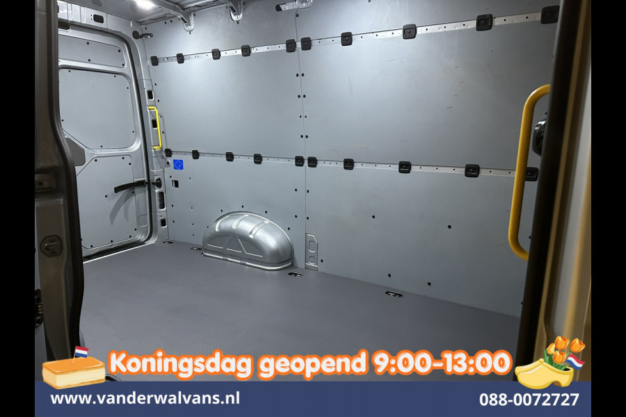 Volkswagen Crafter 2.0 TDI 140pk L3H3 L2H2 Euro6 Airco | Navigatie | Apple Carplay | Cruisecontrol Android Auto, Bijrijdersbank, 3000kg trekvermogen, zilver