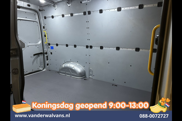 Volkswagen Crafter 2.0 TDI 140pk L3H3 L2H2 Euro6 Airco | Navigatie | Apple Carplay | Cruisecontrol Android Auto, Bijrijdersbank, 3000kg trekvermogen, zilver