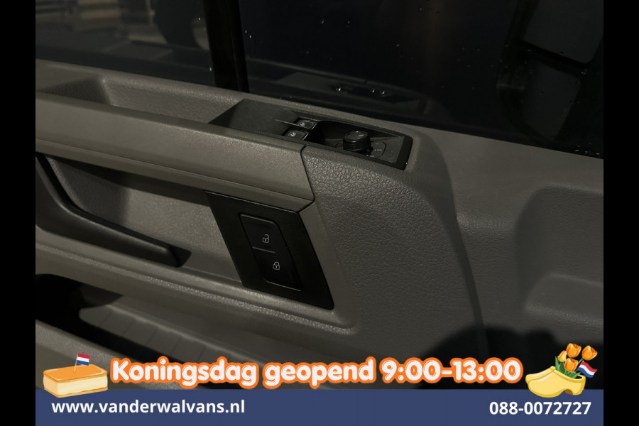 Volkswagen Crafter 2.0 TDI 140pk L3H3 L2H2 Euro6 Airco | Navigatie | Apple Carplay | Cruisecontrol Android Auto, Bijrijdersbank, 3000kg trekvermogen, zilver