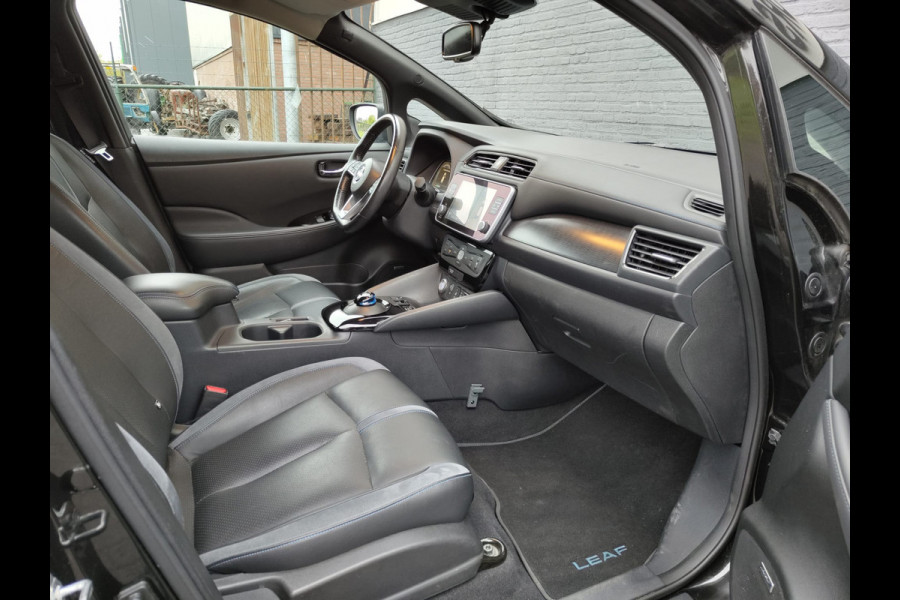 Nissan Leaf e+ Tekna 62kWh 218pk LEER Apple Carplay Android Auto Cruise control adaptief 360°Camera Navi Ecc Stoel+Stuurverwarming Keyless D Dodehoek detector Rijstrooksensor met correctie Uitparkeer waarschuwing Verkeersbord detectie Bluetooth Privacy Glas Lmv 17" Grootste Accu Grootste Actieradius Hoogste vermogen 218pk !