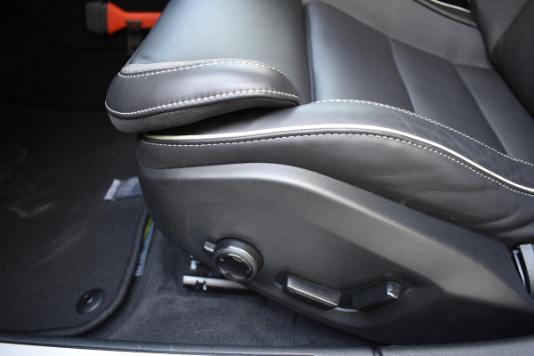 Volvo V60 T6 350PK Automaat Plug-in hybrid AWD Plus Dark / Navigatie / Adaptive Cruise control / 360 Camera / Harman Kardon / Stuur & Stoelverwarming / LM Velgen / Trekhaak