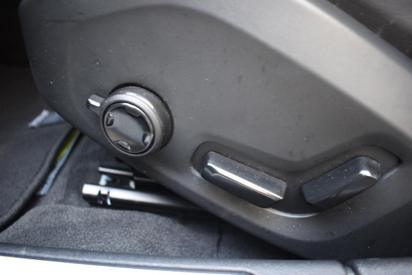 Volvo V60 T6 350PK Automaat Plug-in hybrid AWD Plus Dark / Navigatie / Adaptive Cruise control / 360 Camera / Harman Kardon / Stuur & Stoelverwarming / LM Velgen / Trekhaak