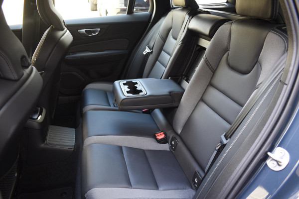 Volvo V60 T6 350PK Automaat Plug-in hybrid AWD Plus Dark / Navigatie / Adaptive Cruise control / 360 Camera / Harman Kardon / Stuur & Stoelverwarming / LM Velgen / Trekhaak