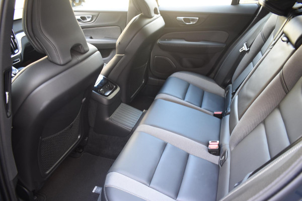 Volvo V60 T6 350PK Automaat Plug-in hybrid AWD Plus Dark / Navigatie / Adaptive Cruise control / 360 Camera / Harman Kardon / Stuur & Stoelverwarming / LM Velgen / Trekhaak
