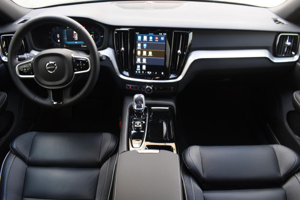 Volvo V60 T6 350PK Automaat Plug-in hybrid AWD Plus Dark / Navigatie / Adaptive Cruise control / 360 Camera / Harman Kardon / Stuur & Stoelverwarming / LM Velgen / Trekhaak