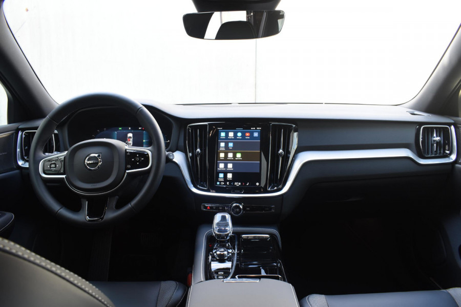 Volvo V60 T6 350PK Automaat Plug-in hybrid AWD Plus Dark / Navigatie / Adaptive Cruise control / 360 Camera / Harman Kardon / Stuur & Stoelverwarming / LM Velgen / Trekhaak