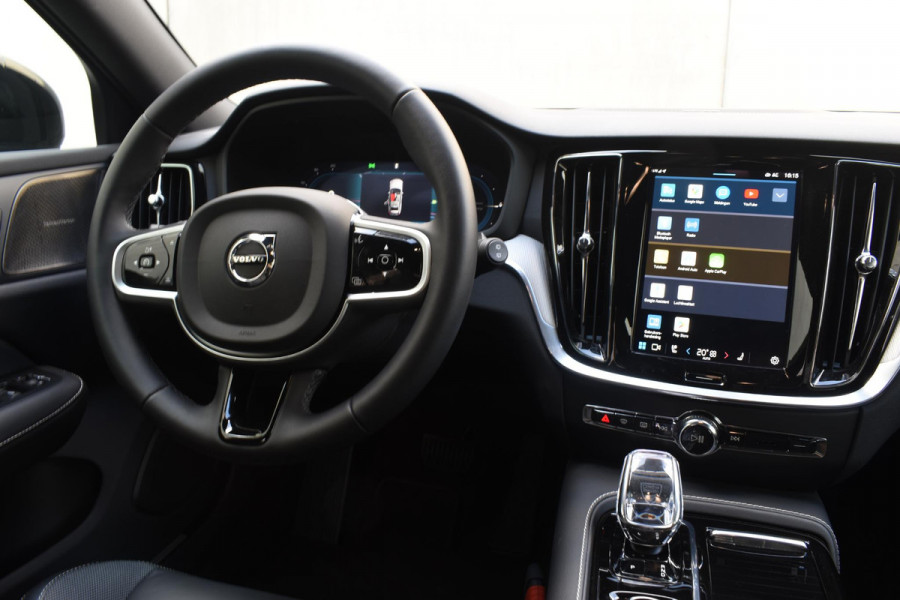 Volvo V60 T6 350PK Automaat Plug-in hybrid AWD Plus Dark / Navigatie / Adaptive Cruise control / 360 Camera / Harman Kardon / Stuur & Stoelverwarming / LM Velgen / Trekhaak