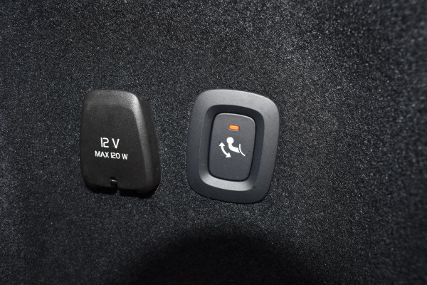 Volvo V60 T6 350PK Automaat Plug-in hybrid AWD Plus Dark / Navigatie / Adaptive Cruise control / 360 Camera / Harman Kardon / Stuur & Stoelverwarming / LM Velgen / Trekhaak