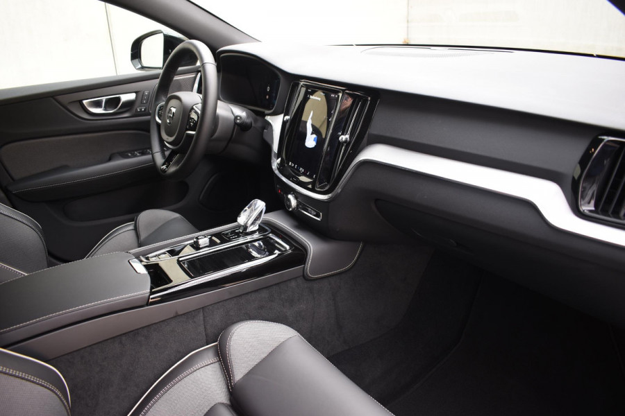 Volvo V60 T6 350PK Automaat Plug-in hybrid AWD Plus Dark / Navigatie / Adaptive Cruise control / 360 Camera / Harman Kardon / Stuur & Stoelverwarming / LM Velgen / Trekhaak