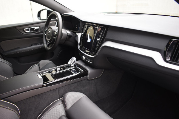 Volvo V60 T6 350PK Automaat Plug-in hybrid AWD Plus Dark / Navigatie / Adaptive Cruise control / 360 Camera / Harman Kardon / Stuur & Stoelverwarming / LM Velgen / Trekhaak