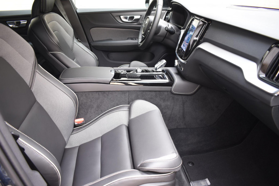 Volvo V60 T6 350PK Automaat Plug-in hybrid AWD Plus Dark / Navigatie / Adaptive Cruise control / 360 Camera / Harman Kardon / Stuur & Stoelverwarming / LM Velgen / Trekhaak