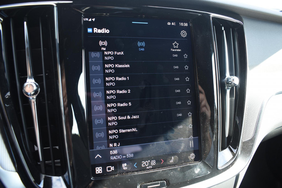 Volvo V60 T6 350PK Automaat Plug-in hybrid AWD Plus Dark / Navigatie / Adaptive Cruise control / 360 Camera / Harman Kardon / Stuur & Stoelverwarming / LM Velgen / Trekhaak