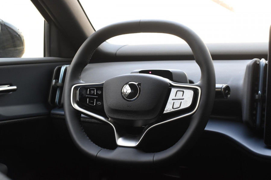 Volvo EX30 272PK Single Motor Extended Range Plus 69 kWh / Adaptieve Cruise Control / Elektrische achterklep / Achteruitrijcamera / Parkeersensoren V+A / Harman Kardon / 19" lichtmetalen velgen