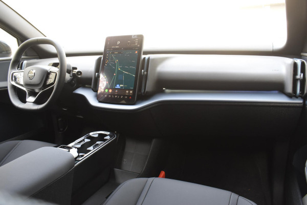 Volvo EX30 272PK Single Motor Extended Range Plus 69 kWh / Adaptieve Cruise Control / Elektrische achterklep / Achteruitrijcamera / Parkeersensoren V+A / Harman Kardon / 19" lichtmetalen velgen
