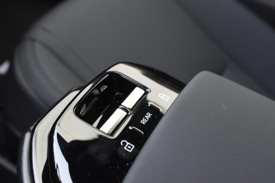 Volvo EX30 272PK Single Motor Extended Range Plus 69 kWh / Adaptieve Cruise Control / Elektrische achterklep / Achteruitrijcamera / Parkeersensoren V+A / Harman Kardon / 19" lichtmetalen velgen