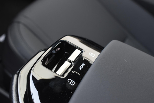 Volvo EX30 272PK Single Motor Extended Range Plus 69 kWh / Adaptieve Cruise Control / Elektrische achterklep / Achteruitrijcamera / Parkeersensoren V+A / Harman Kardon / 19" lichtmetalen velgen