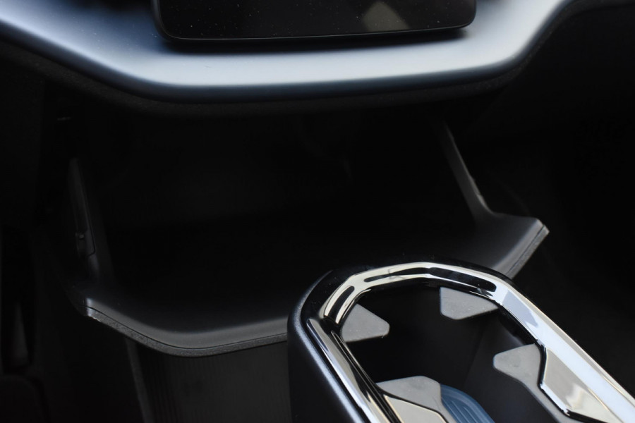 Volvo EX30 272PK Single Motor Extended Range Plus 69 kWh / Adaptieve Cruise Control / Elektrische achterklep / Achteruitrijcamera / Parkeersensoren V+A / Harman Kardon / 19" lichtmetalen velgen