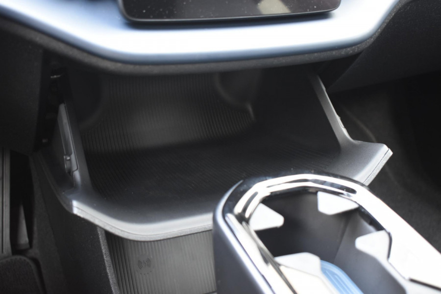 Volvo EX30 272PK Single Motor Extended Range Plus 69 kWh / Adaptieve Cruise Control / Elektrische achterklep / Achteruitrijcamera / Parkeersensoren V+A / Harman Kardon / 19" lichtmetalen velgen