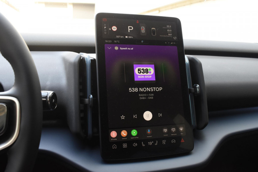 Volvo EX30 272PK Single Motor Extended Range Plus 69 kWh / Adaptieve Cruise Control / Elektrische achterklep / Achteruitrijcamera / Parkeersensoren V+A / Harman Kardon / 19" lichtmetalen velgen