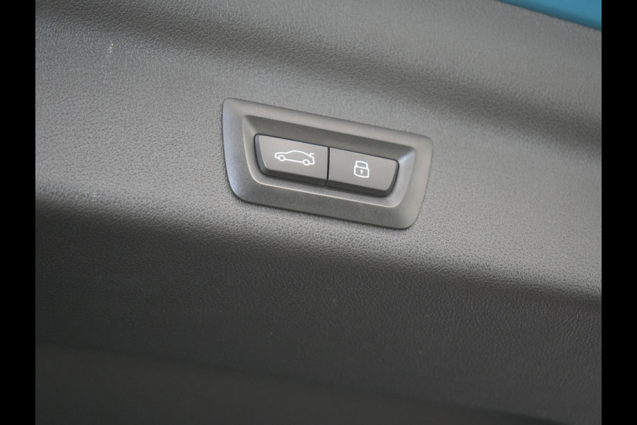 BMW X1 xDrive30e X Line PHEV 327pk Dealer O.H. | 20" Individual | Camera | Lederen Sportstoelen & Stuur Verwarmd | Sfeerverlichting | Apple Carplay | Blis | Keyless | Navigatie | DAB | Cruise Control | 20"L.M | Plug In Hybrid |