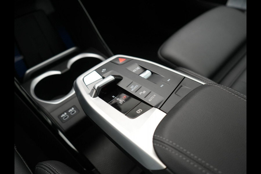 BMW X1 xDrive30e X Line PHEV 327pk Dealer O.H. | 20" Individual | Camera | Lederen Sportstoelen & Stuur Verwarmd | Sfeerverlichting | Apple Carplay | Blis | Keyless | Navigatie | DAB | Cruise Control | 20"L.M | Plug In Hybrid |