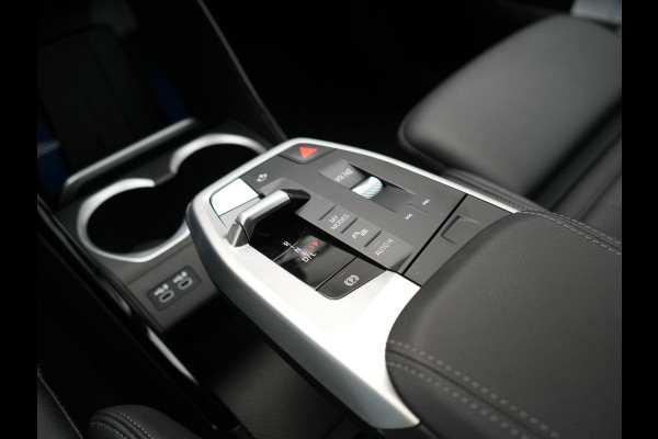 BMW X1 xDrive30e X Line PHEV 327pk Dealer O.H. | 20" Individual | Camera | Lederen Sportstoelen & Stuur Verwarmd | Sfeerverlichting | Apple Carplay | Blis | Keyless | Navigatie | DAB | Cruise Control | 20"L.M | Plug In Hybrid |