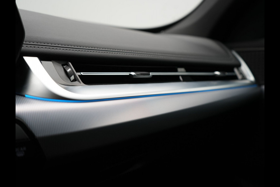 BMW X1 xDrive30e X Line PHEV 327pk Dealer O.H. | 20" Individual | Camera | Lederen Sportstoelen & Stuur Verwarmd | Sfeerverlichting | Apple Carplay | Blis | Keyless | Navigatie | DAB | Cruise Control | 20"L.M | Plug In Hybrid |