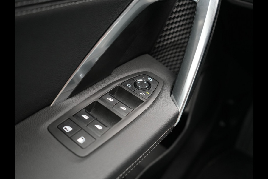 BMW X1 xDrive30e X Line PHEV 327pk Dealer O.H. | 20" Individual | Camera | Lederen Sportstoelen & Stuur Verwarmd | Sfeerverlichting | Apple Carplay | Blis | Keyless | Navigatie | DAB | Cruise Control | 20"L.M | Plug In Hybrid |