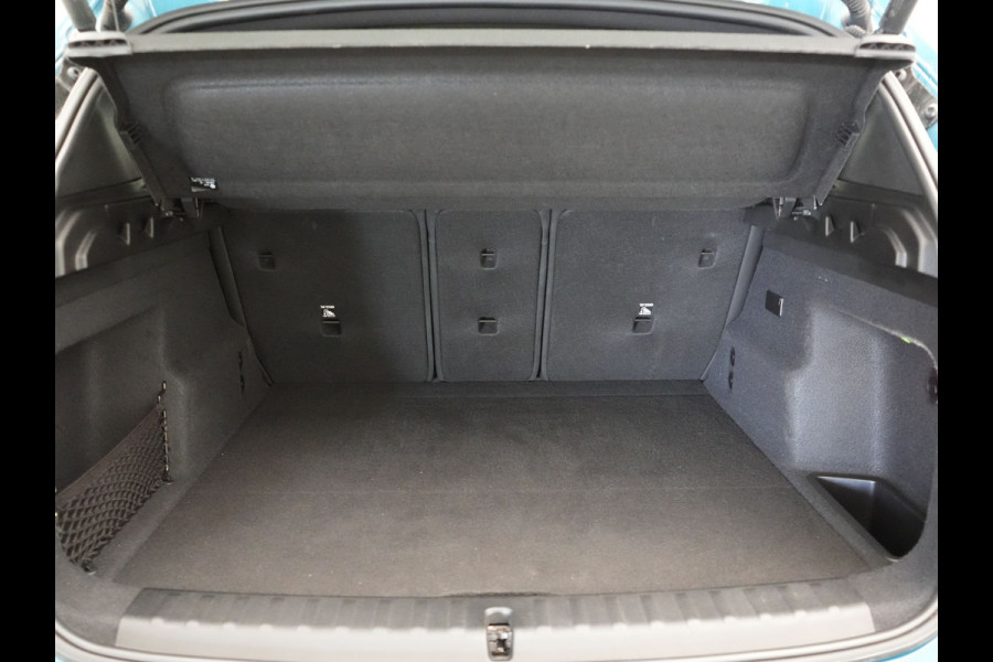 BMW X1 xDrive30e X Line PHEV 327pk Dealer O.H. | 20" Individual | Camera | Lederen Sportstoelen & Stuur Verwarmd | Sfeerverlichting | Apple Carplay | Blis | Keyless | Navigatie | DAB | Cruise Control | 20"L.M | Plug In Hybrid |