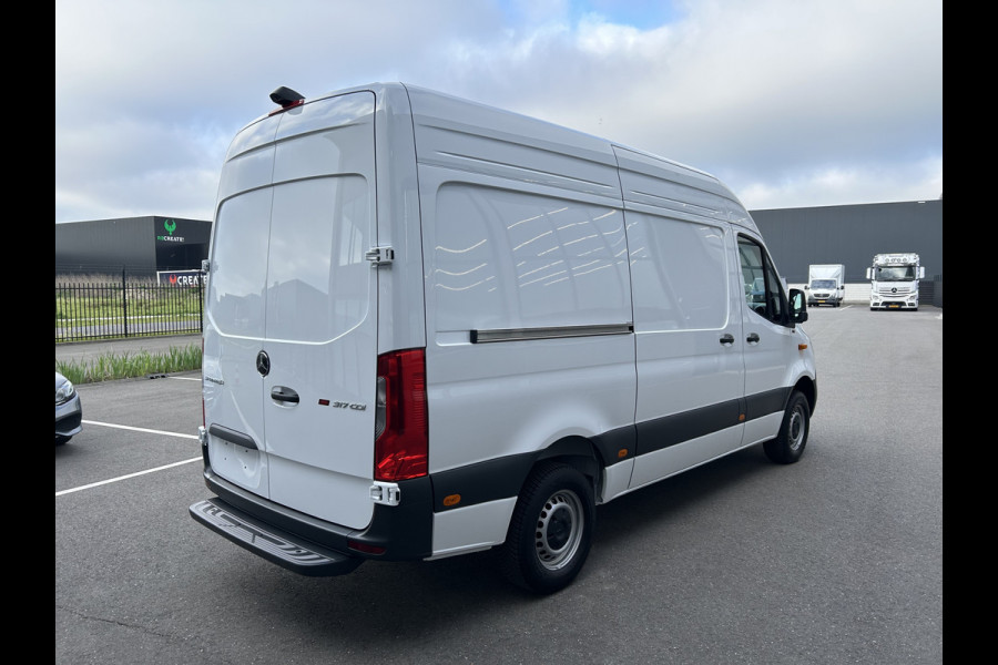 Mercedes-Benz Sprinter 317 CDI L2 H2 Pro Facelift / MBUX / Navigatie / Camera / Geveerde stoel / Cruise control / Airco / 270 Graden achterdeuren