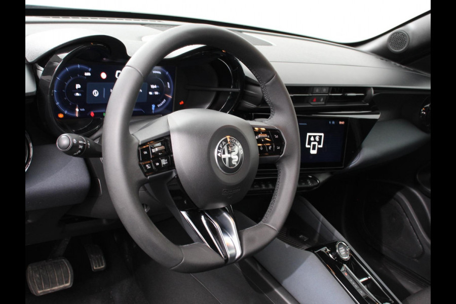 Alfa Romeo junior Elettrica Automaat 156PK Adaptieve Cruise Control LMV 18 inch Full Led Matrix Parkeer sensoren Navigatie Apple Carplay / Android auto  Climate Control