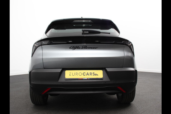 Alfa Romeo junior Elettrica Automaat 156PK Adaptieve Cruise Control LMV 18 inch Full Led Matrix Parkeer sensoren Navigatie Apple Carplay / Android auto  Climate Control