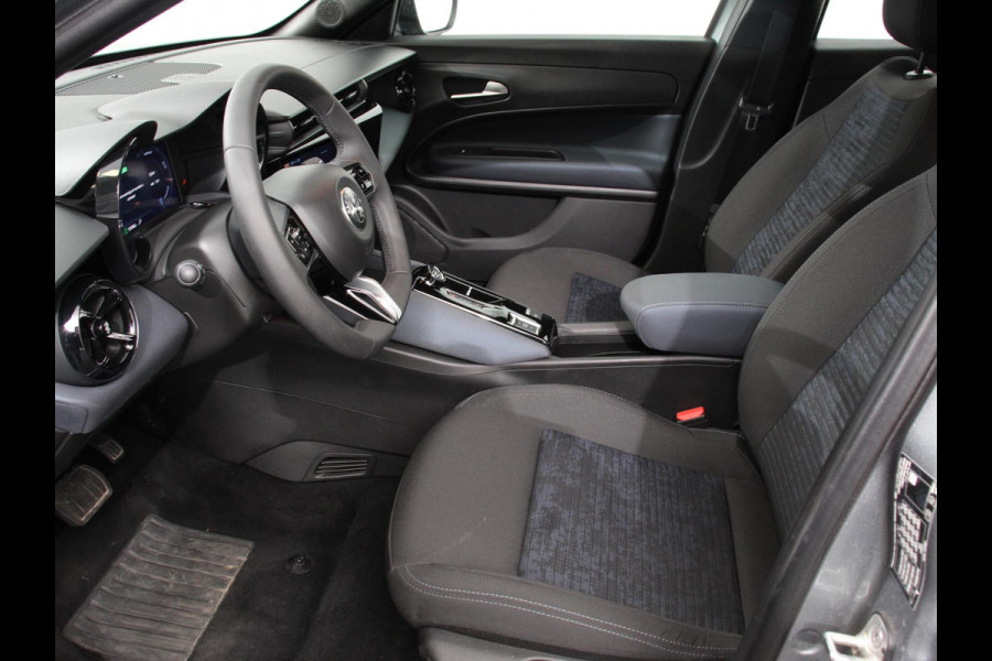 Alfa Romeo junior Elettrica Automaat 156PK Adaptieve Cruise Control LMV 18 inch Full Led Matrix Parkeer sensoren Navigatie Apple Carplay / Android auto  Climate Control