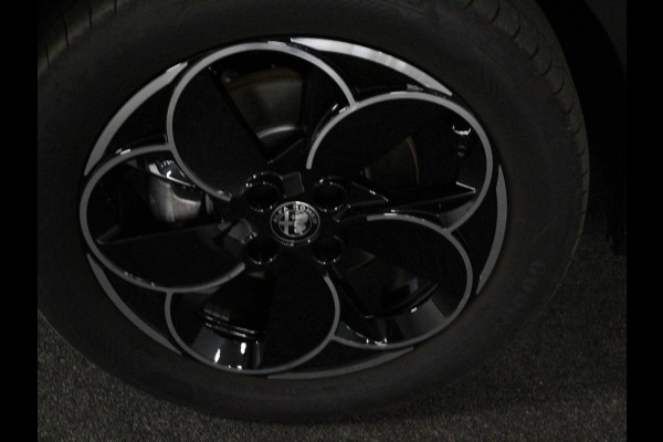 Alfa Romeo junior Elettrica Automaat 156PK Adaptieve Cruise Control LMV 18 inch Full Led Matrix Parkeer sensoren Navigatie Apple Carplay / Android auto  Climate Control