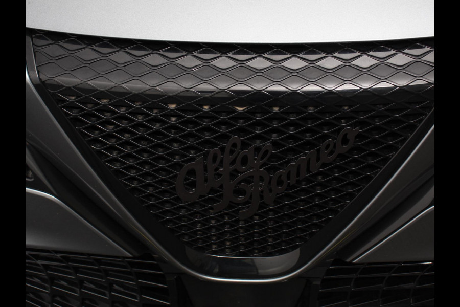 Alfa Romeo junior Elettrica Automaat 156PK Adaptieve Cruise Control LMV 18 inch Full Led Matrix Parkeer sensoren Navigatie Apple Carplay / Android auto  Climate Control