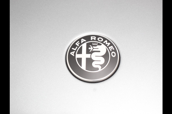 Alfa Romeo junior Elettrica Automaat 156PK Adaptieve Cruise Control LMV 18 inch Full Led Matrix Parkeer sensoren Navigatie Apple Carplay / Android auto  Climate Control