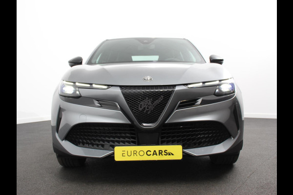 Alfa Romeo junior Elettrica Automaat 156PK Adaptieve Cruise Control LMV 18 inch Full Led Matrix Parkeer sensoren Navigatie Apple Carplay / Android auto  Climate Control