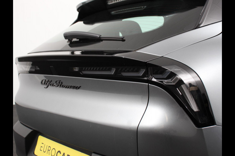 Alfa Romeo junior Elettrica Automaat 156PK Adaptieve Cruise Control LMV 18 inch Full Led Matrix Parkeer sensoren Navigatie Apple Carplay / Android auto  Climate Control