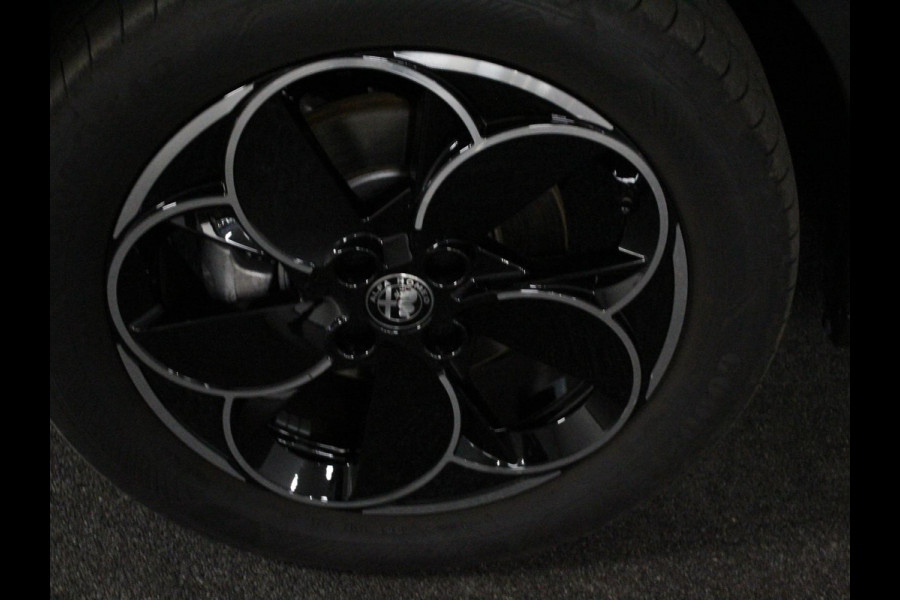 Alfa Romeo junior Elettrica Automaat 156PK Adaptieve Cruise Control LMV 18 inch Full Led Matrix Parkeer sensoren Navigatie Apple Carplay / Android auto  Climate Control