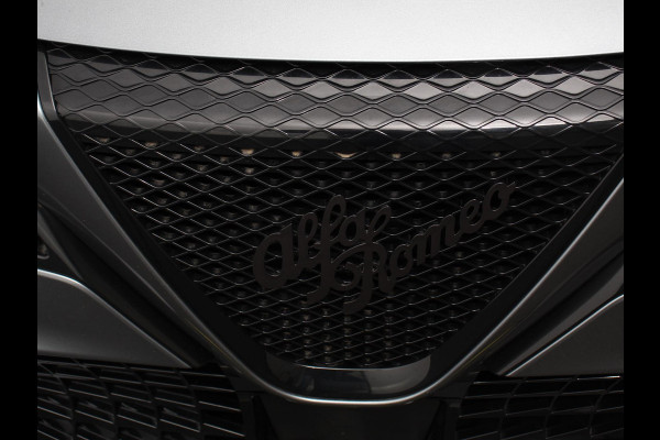 Alfa Romeo junior Elettrica Automaat 156PK Adaptieve Cruise Control LMV 18 inch Full Led Matrix Parkeer sensoren Navigatie Apple Carplay / Android auto  Climate Control