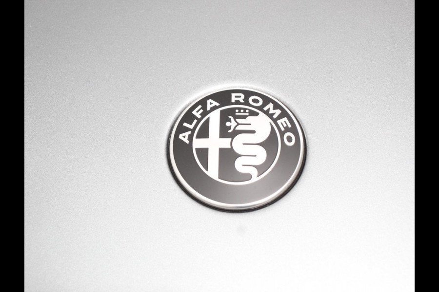 Alfa Romeo junior Elettrica Automaat 156PK Adaptieve Cruise Control LMV 18 inch Full Led Matrix Parkeer sensoren Navigatie Apple Carplay / Android auto  Climate Control